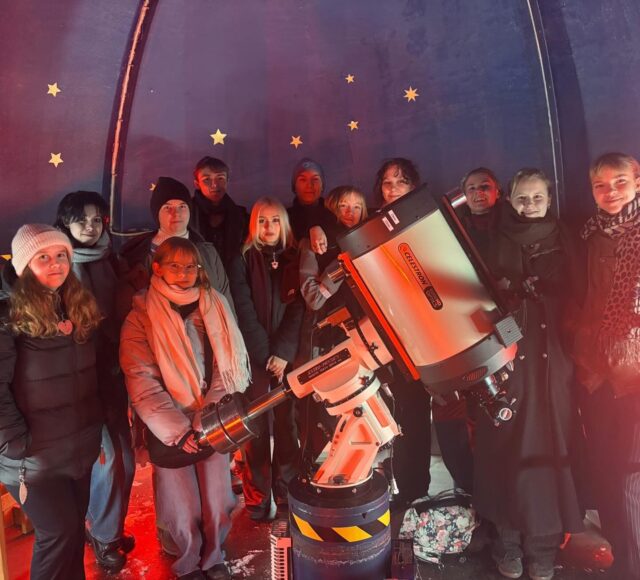 Tähtitieteen opintojaksolla käytiin tutustumassa Kaupin tähtitorniin. Tähtikuviobongauskisan kirjapalkinto ja onnellinen voittaja! #tyktre