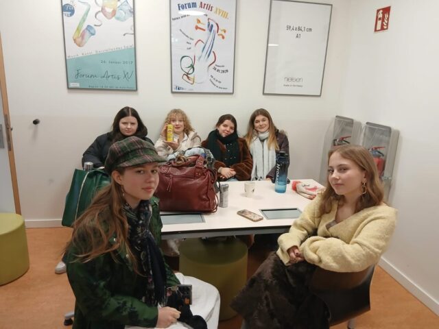 Wolfsburgin vaihto on avartanut kulttuuri- ja koulutusjärjestelmäeroista. Olemme saaneet hienon tilaisuuden tutustua Wolfsburgin Autostadtiin, joulumarkkinoihin ja tietysti uusiin mahtaviin ihmisiin. Tänään Saksalaiset vaihtoparimme kertoivat meille Wolfsburgin alueista ja historiasta. Lisäksi meillä oli mahdollisuus käydä Wolfsburgin Kunstmuseumissa eli taidemuseossa, jossa aiheena oli utopia ja romanitaide. #tyktre #erasmusplus #tykinternational