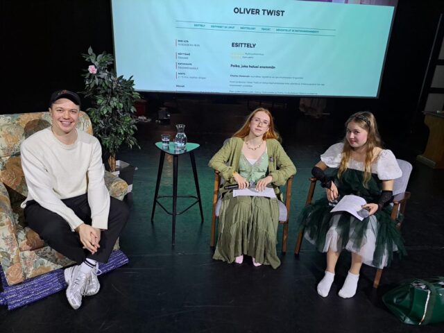 Tampereen teatterin näyttelijä (TYK-alumni) Arttu Soilumo oli kertomassa näyttelijäntyöstä mm.vuorovaikutuksen näkökulmasta. Haastattelijoina olivat Pihla Hakala (vas.) ja Mesi Kynsilehto (oik.). 

24-ryhmät menevät tällä viikolla katsomaan Artun tähdittämän Oliver Twist -näytelmän. #tyktre