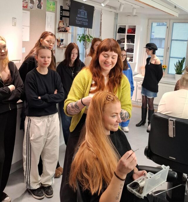 Maskeerausryhmä pääsi tutustumaan Tampereen Teatteriin kahden kampaaja-maskeeraajan johdolla. Kierrettiin alakertaa näyttämön takaa, ja oltiin uudella kampaamolla kuulemassa mm. peruukin tekemisestä. Vinkkinä alasta kiinnostuneille: on suositeltavaa käydä parturi-kampaajakoulu sekä maskeerauskoulu. #Tampereenteatteri #tyktre