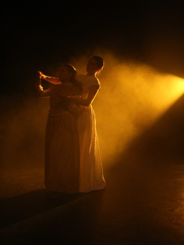 Kevään kulttuuriviikonloppu on käynnissä ja taas kerran upeat diplomityöt valtaavat TYKin vanhan salin! ✨Tässä Otoksia teatteridiplomeiden esityksistä. 🎭

1-3 Emily Dickinson
4-5 Ievan Polkka
6-8 Nyt kun kaikki on ohi
9-11 Yli rajojen

📸 Juha Brusila