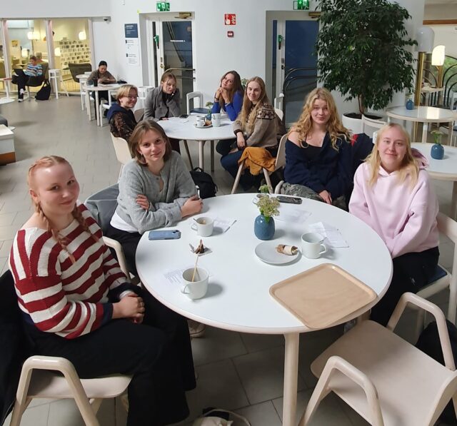 Fika på Café Metso! Vilket härligt sätt att avsluta RUB16, det muntliga studieavsnittet i svenska ☕🧁

#tyktre