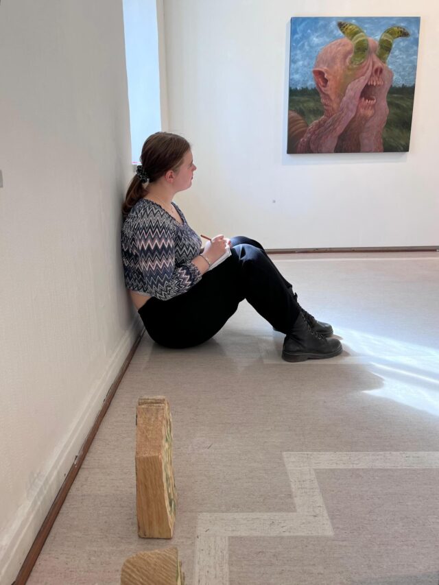 Tarinapaja ITK01.6 kävi Galleria Saskiassa katsomassa SAMK Kankaanpään taidekoulun opinnäytenäyttelyn ja tietysti kirjoittamassa. Taide inspiroi taidetta. Tampere on loistava museo- ja galleriakaupunki! @samk.fi @taidekoulusamk @galleriasaskia @tyktre