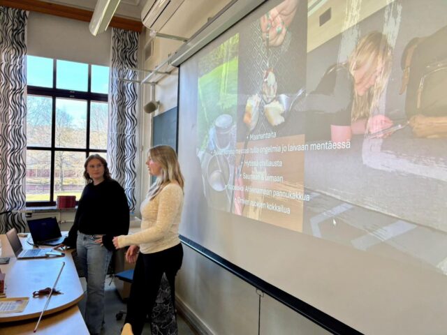 Tänään TYKissä vietettiin KV-iltapäivää koko koulun voimin! 13:ssa eri pajassa opiskelijat pääsivät kuulemaan kansainvälisistä asioista sekä TYKin vaihto-ohjelmista. 

Ahvenanmaan pyöräily Svenska samskolanin kanssa 🇦🇽
Ranskan lukijoiden matka Montpellieriin 🇫🇷
Opiskelu Skotlannissa (alumni Inka Kaipainen) 🏴󠁧󠁢󠁳󠁣󠁴󠁿
Suahilin tulkkaus (Riitta Heino) 🇹🇿
Italian vaihto 🇮🇹
Fulbright-luentoja 🇺🇸

#tyktre #tykinternational #erasmusplus