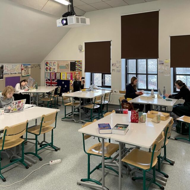 Tänään 5 kielitaitoista TYKin opiskelijaa työsti käännöstekstiään kahden tunnin ajan Juvenes Translatores -käännöskilpailussa. Tiesitkö että voitto on tullut TYKiin vuosina 2017, 2020 ja 2021? #tyktre #juvenestranslatores