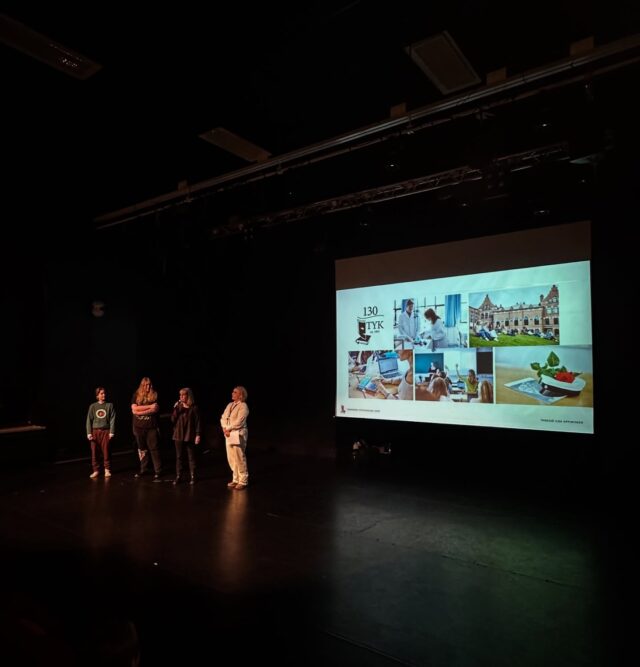 Tänään oli TYKin esittelyilta 9. luokkalaisille ja kotiväelle.✨

Lukiomme esittelyilta sisälsi monenlaista ohjelmaa. Tässä tunnelmia vanhan salin tilaisuuksista. Näimme katkelman ITA09 esityksestä, leffakurssien tuotoksia sekä Kpop-kerhon esityksen. Ilmaisutaidon näytteiden lisäksi Rva rehtori, Kirsi opo sekä opiskelijat Vilppu ja Leevi kertoivat koulumme arjesta ja opintotarjonnasta.

Luokissa ja koulun käytävillä opettajamme esittelivät tilojamme ja kertoivat vieraillemme monimuotoisesta opintotarjonnasta ilmaisutaidon lukiossa. 📚

Kiitos, kaikille tutustujille! Toivottavasti viihdyitte TYKissä ja saitte vastauksia mieliänne askarruttaviin kysymyksiin.✨

P.s. Lukioiden yhteishaku alkaa helmikuussa! ✨

#tyktre #yhteishaku #tampereenlukiot