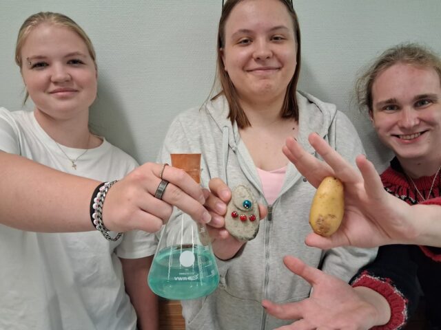 Luonnontieteiden valintainfot pidetty!

Yhdessä mietittiin mm.
- Mitä fyysikko tai biologi tutkii perunasta?
- Missä oppiaineissa on laboratoriotyöskentelyä?
- Onko kemialla ja maantieteellä yhteisiä aihealueita?

Tervetuloa mukaan  luonnontieteiden opintojaksoille! 

#tyktre #biologia #kemia #fysiikka #maantiede