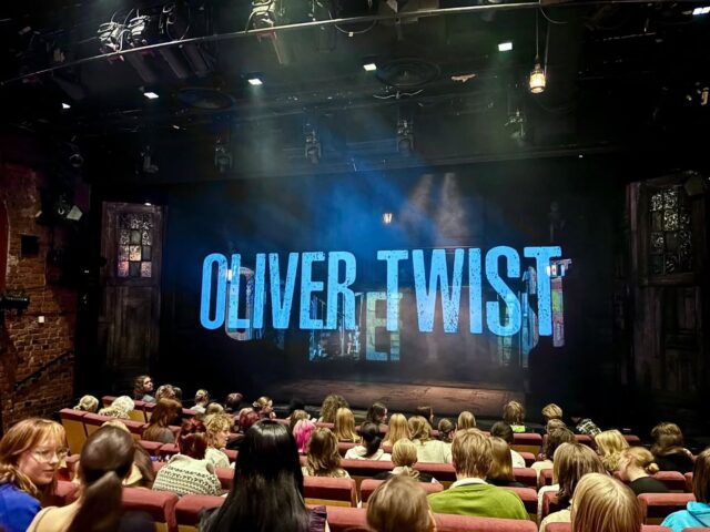 Kakkoset vierailivat teatterissa eilen ja tänään. Tampereen Teatterin vauhdikas Oliver Twist vei mukanaan menneeseen aikaan.

Kiitos, @tampereenteatteri!

#tyktre #teatteri #olivertwist