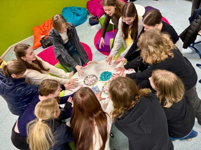 TYKin sisällöntuotantotiimi on syyslukukaudella reippaasti ahertanut koulumme julkaisujen ja TikTok-videoiden eteen. Tekstien ja päivitysten loppukiri herkkujen voimin ja kohti kevään hienoja sisältöjä! #tyktre