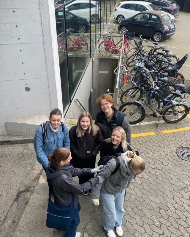 Viides päivä alkoi aikaisin, kun matkasimme bussilla Kööpenhaminaan. Vierailimme kattovihannesfarmilla jossa tutustuimme heidän CSA (community supported agriculture)-toimintaan jossa tuotetaan vihanneksia paikallisille perheille vapaaehtoistyöntekijöiden toimin. 🧑🏼‍🌾 

Tämän jälkeen söimme lounasta ja saimme vapaasti tutustua kauniiseen kaupunkiin. Hyvästelimme tanskalaiset vaihtoparit ja kirjauduimme hostelliin. Loppuilta meillä oli vapaa-aikaa jonka käytimme kaupungin tutkimiseen. 🏙️

Koko Nordplus projekti on ollut antoisa ja olemme jatkuvasti oppineet uutta kestävästä ruokakulttuurista.🥬
Tak Danmark!🇩🇰 #tyktre #nordplus #letstalkaboutnordplus #kansainvälisyyttäkouluihin #nordplusjunior