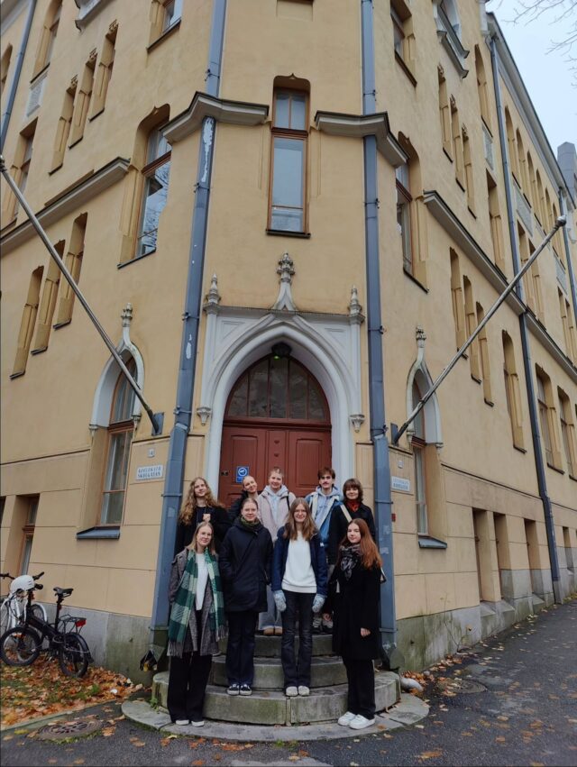 A-ruotsin RUA08 opintojakson opiskelijoita vierailulla Svenska samskolanilla. Luimme sadun kolmosluokkalaisille ja pääsimme seuraamaan heidän oppituntiaan. 📚🇸🇪
#tyktre