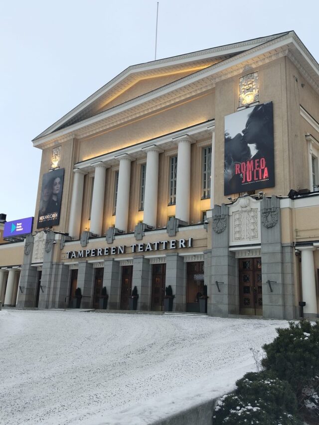 Verkosto-opintojaksolla tutustutaan työelämän vuorovaikutustaitoihin. Tänään pääsimme vierailulle luovaan työympäristöön ja opimme, miltä näyttävät vuorovaikutustilanteet Tampereen Teatterin näytösten takana. Kierroksen opiskelijoille piti Neili Koivuniemi.