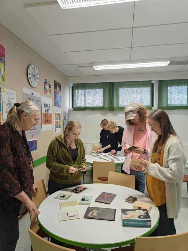 Oppiainerajat ylittyivät luovan kirjoittamisen ja venäjän kielen yhteisessä opintokokonaisuudessa, jossa käsiteltiin hopeakauden runoutta, kulttuurihistoriaa ja venäjän kieltä. Luimme, käänsimme ja kirjoitimme runoja. Runoissa kieli elää ja hengittää! #tyktre