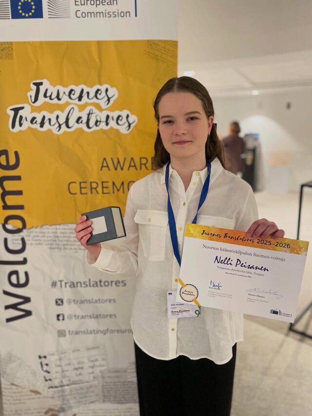 Terveisiä Brysselistä! 🇧🇪 Perjantaina järjestettiin Juvenes Translatores -käännöskilpailun palkintoseremonia, jonne kaikki 27 voittajaa eri maista osallistuivat. Palkintomatkalla voittaja TYKin Nelli Peisanen pääsi tutustumaan Europan komissioon, sen kääntäjiin sekä tietysti muiden maiden voittajiin. #tyktre #tykinternational #translatingforeurope #juvenestranslatores