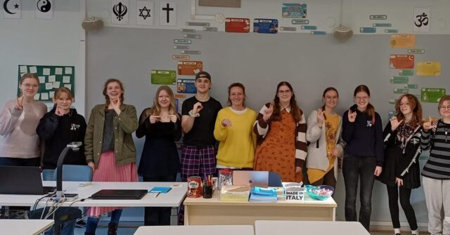 Duunipäivänä meillä vieraili Mari Kaivanto, viittomakielen asiantuntija. Lämmin kiitos Marille vierailusta! Uskonnon luokka oli täpötäynnä aiheesta kiinnostuneita opiskelijoita. Saimme kuulla millaista on toimia viittomakielen tulkkina, opimme uutta viittomakielestä sekä, ihan parasta, pääsimme harjoittelemaan viittomakieltä! Kuvassa ”viittomakieli” viittomakielen aakkosin. ❤️🍂🫶 #tyktre