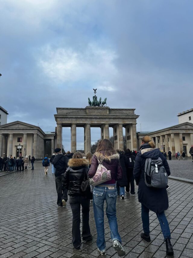 Terveiset Wolfsburgista! TYKkiläiset pääsivät vierailemaan viimeisen vaihtopäivän kunniaksi Berliinissä. Siellä päästiin tutustumaan kulttuurinähtävyyksiin mm. reichtag:iin ja holokaustin muistomerkkiin. Ryhmä pääsi myös vierailemaan Deutchland museossa opastuksen kera. Lopulta oli kuitenkin aika hyvästellä ihanat saksalaiset vaihtoparit ja suunnata kohti lentoasemaa. Tschüss wolfsburg! Ikävä on jo kova!🤍 #tyktre #erasmusplus #tykinternational