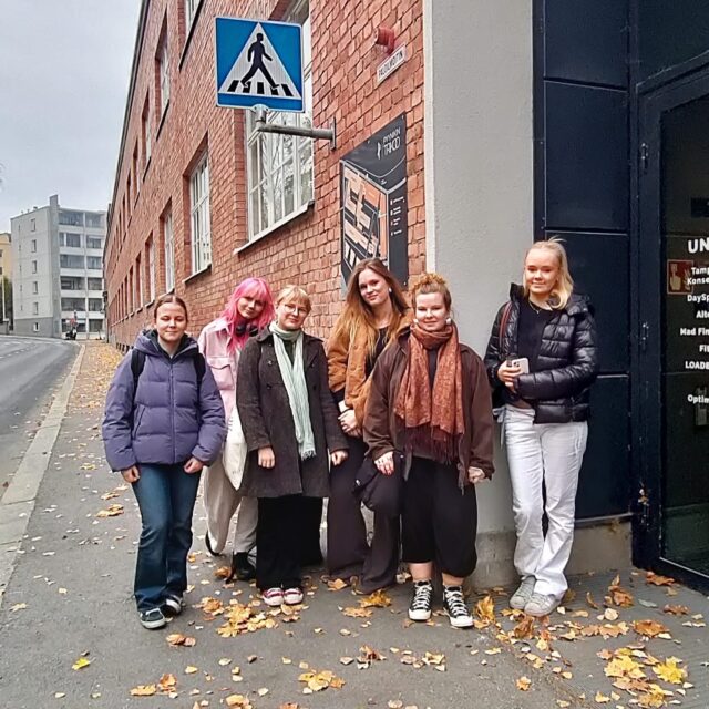 Tanssien työelämään -opintojakson opiskelijat pääsivät tutustumaan Tampereen konservatorion tanssin ammattiopintoihin. Tunneilla tavattiin myös TYKin alumneja, sillä viime vuosina useampikin opiskelija on valmistumisensa jälkeen jatkanut opintojaan juurikin konservatoriolla.
Kiitos antoisasta vierailusta jälleen kerran! @tampereenkonservatoriotanssi 
#tyktre #tampereenkonservatoriotanssi