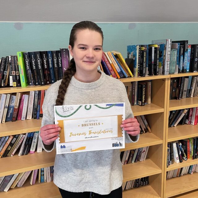 Voitto TYKiin Juvenes Translatores -käännöskilpailussa! Nelli Peisasen käännösteksti ruotsista suomeen on valittu Suomen voittajaksi. Teksti käsitteli junalla matkustamista sekä kielitaitoa arkisissa tilanteissa. 
Jokaisesta EU-maasta valitaan yksi voittajateksti, jonka kirjoittaja pääsee palkintotilaisuuteen Brysseliin.
Suuret onnittelut ansiokkaasta tekstistä!
Tämä on jo neljäs voitto TYKiin kymmenen vuoden sisällä.

#tyktre #translatingforeurope #juvenestranslatores #tykinternational