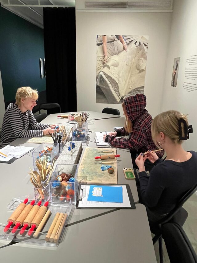 ITK02.3 laskeutui kohti joululomaa taiteen äärellä itse tehden, kokien ja kirjottaen. Kiitos taas #tampereentaidemuseo #vuodennuoritaiteilija