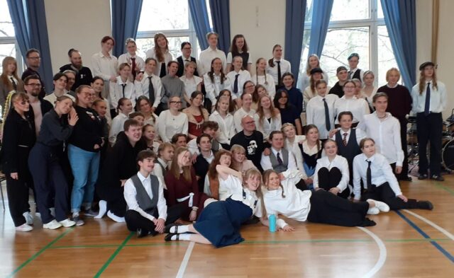 Viime viikolla meillä TYKissä oli vieraana ohjaaja Samuel Harjanne, joka on tunnettu useista musikaaliohjauksistaan. Tampereella hänen ohjauksiaan ovat olleet mm. Billy Elliot, Matilda, School of Rock ja ensi syksynä ensi-iltaan tuleva Kaunotar ja Hirviö TTT:llä. 
Samuel kertoi omasta urastaan ja jakoi vinkkinsä nuorille taiteentekijöille. Tämän lisäksi hän seurasi Spring Awakening -musikaalin harjoituksia ja jakoi viime hetken vinkkejä! Ensi-ilta on jo ensi viikolla Teatteri Montussa. Joko sulla on liput? #tyktre