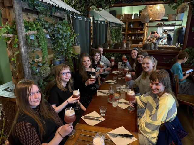 TYKin A-ranskan lukijat olivat tällä viikolla perinteisellä opintoretkellä Montpellierissä. 🇫🇷

"Ke 22.4. lähdimme matkaan kohti Montpellieria klo 03.00 ja klo 20.00 olimme jo ravintolassa kohottamassa maljaa alkavalle matkalle.

Torstai oli ensimmäinen kokonainen päivä Montepellierissä! Kävimme Fabrén taidemuseossa ja näimme hienoja taideteoksia. Seuraavaksi vuorossa oli kaupunkikierros, jossa näimme muun muassa keskiaikaisen Mikve-altaan. Kierros loppui riemukaaren päälle, josta oli hienot näkymät."

#tyktre #montpellier #tykinternational