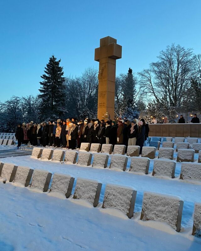 TYKin, Kalevan lukion ja Tammerkosken lukion perinteinen soihtukulkue Kalevankankaan sankarihaudoille 5.12. 🇫🇮