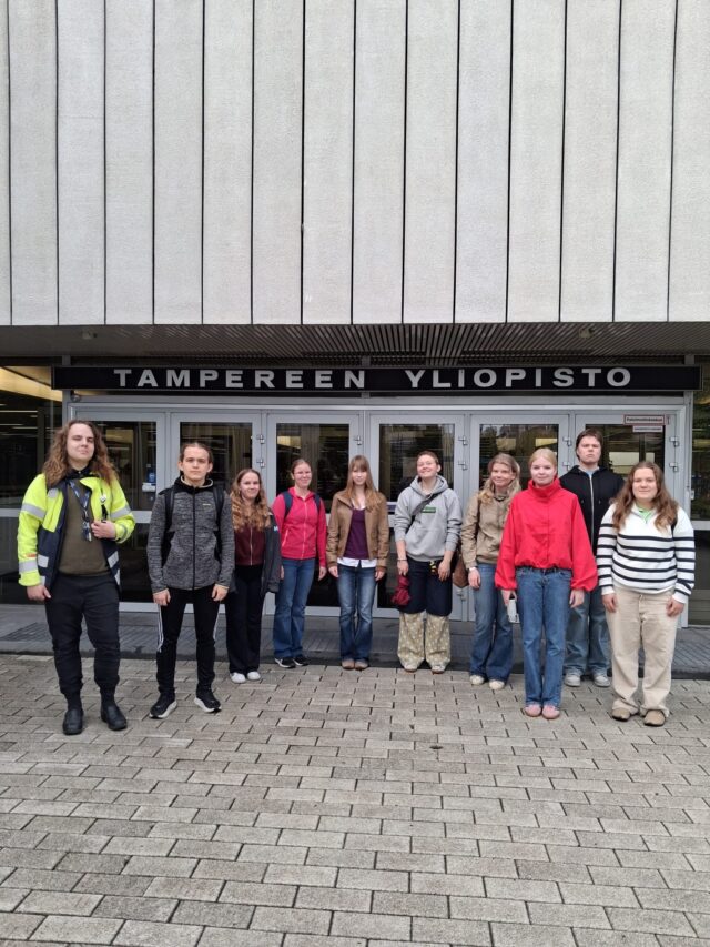 Terveiset yliopistolta!

Olipas kiva labratunti viime perjantaina! 
FY11-ryhmä vieraili  tiedeluokassa. Tutuiksi tulivat lämpökamera ja spirometri (keuhkojen tilavuuden mittaus) ja monet muut laitteet. 

#tyktre #juniversitytre #kokeellinenfysiikka