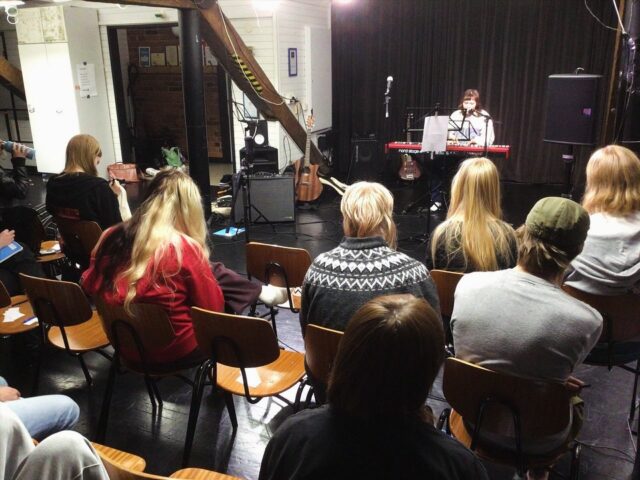 Tässä ihan pikkuisia välähdyksiä Ideasta biisiksi kurssin keikasta. 🎼 Show time huomenna klo 9 Vinttistudiossa. Tervetuloa kaikki! ✨

#tyktre