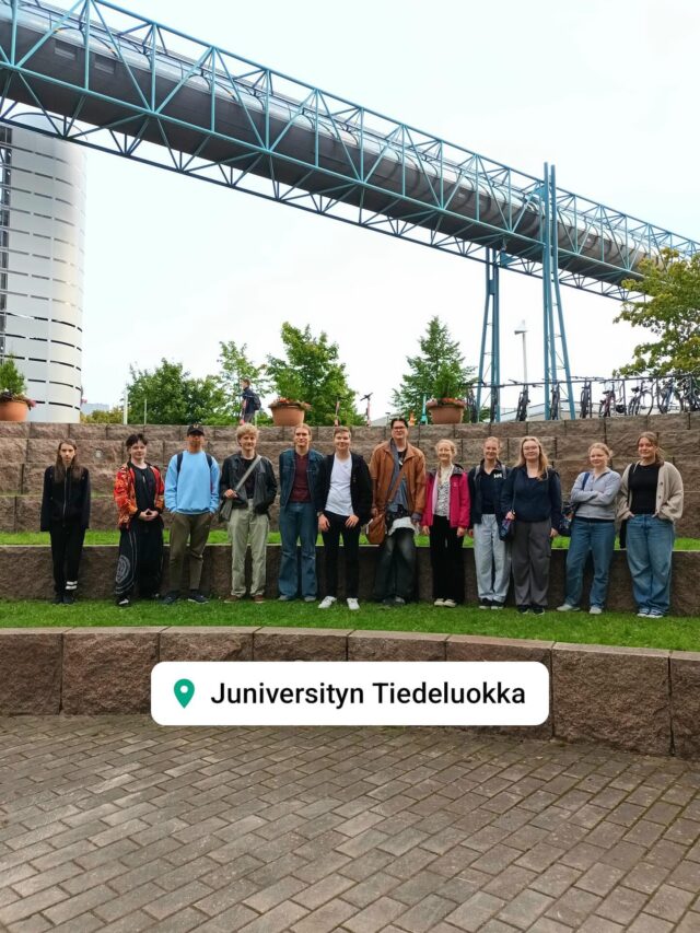 FY11-ryhmäläiset kävivät vierailulla Tampereen yliopistolla.

Saimme tietoa fysiikan yliopisto-opiskelusta ja pääsimme tekemään muutaman labratyön. Oikein hampaat irvessä mittasimme käden puristusvoiman suuruutta ;)

#tyktre  #luonnontieteet #tuni  #juniversity