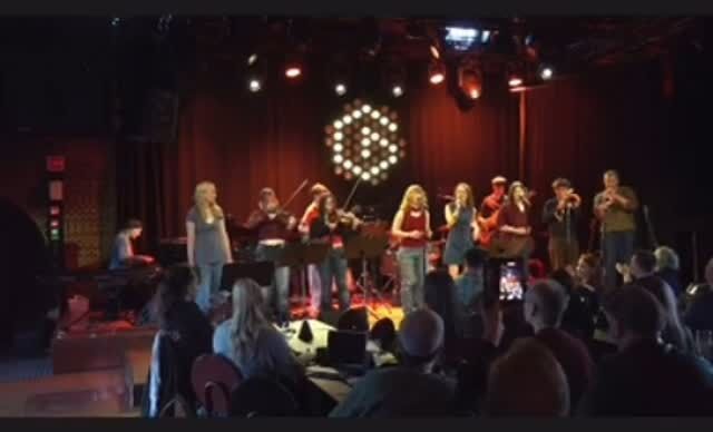 En kirjoita runoja -musiikkidiplomi vanhassa salissa su 24.5.klo 18.00! Tervetuloa! 

En kirjoita runoja -musiikkidiplomi koostuu ennen esittämättämistä omista biiseistä, jotka on sävelletty ystävien tekstien pohjalle. 12-henkisen kokoonpanon voimalla soitetut biisit vaihtelee genreltään jazzista indie-poppiin. Diplomin ytimessä on tarinankerronta, yleisön kohtaaminen sekä puhdas musiikin ilo.

Bändi:
Marikki Huhta
Piita Pesä
Halla Summala
Veikko Humppi
Rauli Salo
Antti Seppälä
Konsta Kanto
Miska Hiekkamäki
Veikko Hautsalo
Senja Leppäjoki
Lano Raman
Anna Särkkä