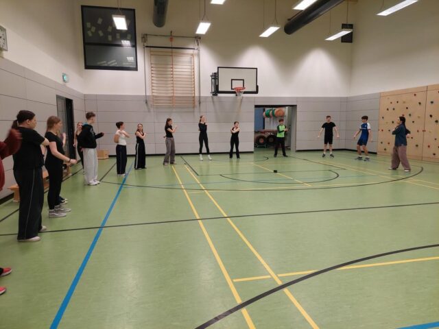 Wolfsburgissa perjantaiaamumme alkoi taijilla. Sen jälkeen meillä oli liikuntatunti, jossa teimme mm. sprinttikisoja joukkueissa. Iltapäivällä saksalaiset pitivät esitelmän Berliinistä ja me näytimme tekemämme videon TYKistä sekä esittelimme hieman Tamperetta. Illalla menimme vielä katsomaan jääkiekkopeliä, jonka Wolfsburgin Grizzlys-joukkue voitti. #tyktre #erasmusplus #tykinternational