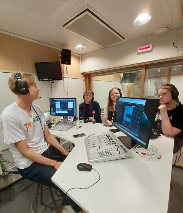 Media kakkoset Samuel, Vilma, Maisa ja Oliver puhuivat musiikista Radio Moreenin suorassa lähetyksessä viime viikolla. Lähetys kuullaan uusintana torstaina 18.9. klo 8.00 ja 13.00. Taajuus on 98,4 MHz. Verkossa voit kuunnella valitsemalla On Air Radio Moreenin sivuilla. #tyktre
