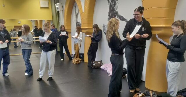 Tänään abien viimeisessä ryhmämohjaustuokiossa kirjoitettiin terveisiä ensi syksyn uusille ykkösille ja saatiin postia itseltä 2,5 vuoden takaa. 💌

Kolmannessa kuvassa 23C-ryhmä ekana koulupäivänä elokuussa 2023 ja neljännessä kuvassa tänään samassa paikassa.

Vielä opiskellaan tämä periodi loppuun ja sitten onkin abien lukuloman aika. Jännittävää!

#tyktre