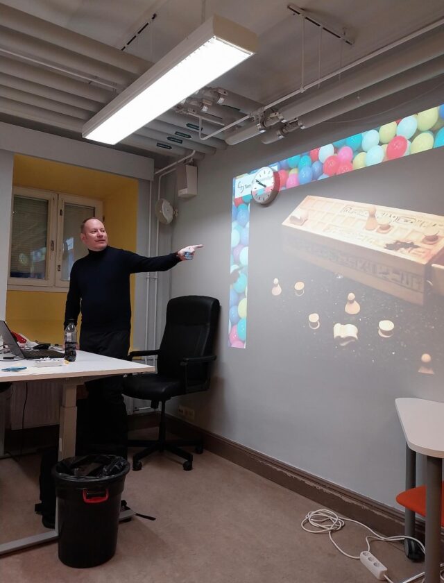 Pelikulttuurien tutkimuksen professori Olli Sotamaa Tampereen yliopistosta kävi Media 3 -kurssilla puhumassa monikasvoisesta pelikulttuurista ja siitä, kuinka pelit ja leikki ovat monella tavalla osa kulttuuriamme. Pelit ovat nykyään myös hyvin keskeinen osa mediaa. #tyktre