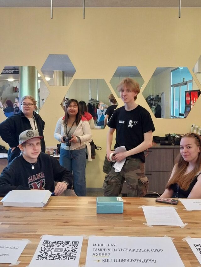 Tuotannon opiskelijoiden pieni, mutta tehokas tiimi suunnitteli ja organisoi hienosti onnistuneen kulttuuriviikonlopun, jossa kävijät pääsivät aikakoneella takaisin 2000-luvulle. Diplomiesitysten seuraamisen lisäksi osallistujilla oli mm. mahdollisuus kuvauttaa itsensä Polaroid-kameralla vuosituhannen alun tähtien kanssa, laulaa parhaita nollarihittejä, nauttia herkkuja Wanhojen toimikunnan Y2K-kahviossa ja palata TYKin historiaan. Yleisö nautti ja piti hauskaa!

Iso kiitos urheille vapaaehtoisille, jotka myös tekivät pitkää päivää viikonloppuna!

Erityiskiitos kuvisopettaja Juha Brusilalle, jonka avustuksella Britney, Minimem ja Ville V. kunnioittivat seisten tapahtumaa läsnäolollaan paulassa!

#tyktre #kulttuuriviikonloppu