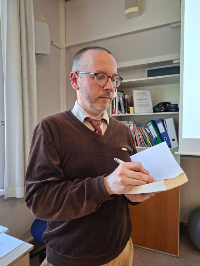 Tänään saimme vieraaksemme Tuomas Palosen, joka on sekä tietokirjailija että muusikko. Kuvassa esityksen jälkeinen signeeraushetki. Tietokirjan Etymologian etymologia - ja muita etymologioita syntyä sivuttiin esityksessä, joka käsitteli ainakin luovaa työtä ja omaa taiteilijuutta.

Kiitos @tuomaspalonen_palatsi ja @tietokirjailijat vierailun mahdollistamisesta!

#TykTre #TuomasPalonen #tietokirjailija