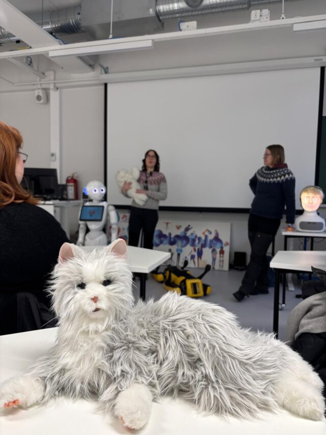 Ihmisyys ja teknologia -opintojaksolla vierailtiin tänään Tampereen yliopiston robostudiossa. Pohdimme robottien sosiaalisuutta, silittelimme robottieläimiä ja keskustelimme siitä, onko robottien kohdalla mielekästä puhua persoonallisuudesta tai empatiasta. #tyktre @robostudio.tampere