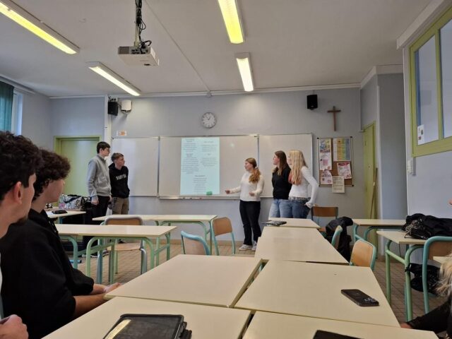 Kolmantena vaihtopäivänä koulupäivä oli paljon lyhyempi kuin muina päivinä. Ranskassa on tapana, että keskiviikkoisin koulu loppuu jo puolen päivän aikaan, koska monilla on silloin harrastuksia✨💪. Tuolloin pääsimme vierailemaan pienen englanninryhmän tunnille. Alussa meillä oli break the ice -tehtävä, jossa meidän piti kolme minuuttia jutella englanniksi aina eri henkilön kanssa. Sen jälkeeni teimme pienemmissä ryhmissä lyhyen esitelmän Ranskan ja Suomen kulttuurisista eroista koulunkäynnissä, juhlissa ja perinteissä sekä ruuassa🇫🇮🇫🇷. Koulun jälkeen oli siis tavallista enemmän vapaa-aikaa, jonka osa hyödynsi käymällä paikkallisessa ostoskeskuksessa tai esim. vierailemalla vaihtoparin isovanhemmilla tai harrastuksissa🩷 #tyktre #tykinternational