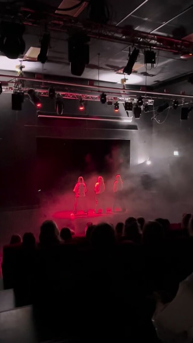 Viikko sitten Vanhassa salissa ✨💃

Tanssin näytönpaikoissa nähtiin taas kerran huikea kattaus erilaisia koreografioita ja tanssilajeja sekä tietenkin upeita tanssijoita! Mukana opiskelijoita koreografiakurssilta (ITT03) sekä Minä tanssien (ITT01) ja yhdessä tanssien (ITT02) opintojaksoilta. Lisäksi Tykin K-pop kerho sekä upea trio näyttivät parastaan! ✨💃

Tekniikassa mahtavia laitteistotekniikan opintojaksolaisia sekä Nova, Aleksanteri ja av-sivari Tatu. Kiitos upean tunnelman luomisesta! 🤩

#tyktre #tyktanssii #tyktretanssi