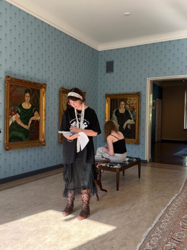 Luovan kirjoittamisen runopajalaiset saivat vahvistusta MU04-opintojakson musiikin opiskelijoista, kun kävimme kirjoittamassa Hiekan taidemuseossa. Yhteistyöstä syntyi runoja, biisejä ja yhteinen näytöpaikka.

Kiitos inspiraatiosta @hiekantaidemuseo

#tyktre #luovakirjoittaminen #musiikki #ilmaisutaito