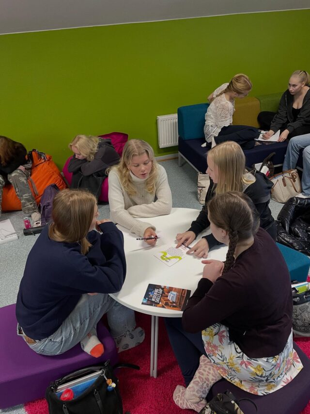 Englannin opintojaksoilla saimme vierailjoita Lasten ja nuorten säätiöltä Spring-ideakilpailun merkeissä. Kilpailussa nuoret ratkovat ongelmia ja keksivät maailmaa muuttavia ideoita. Kiitos antoisasta työpajasta!
#tyktre #thisisspring