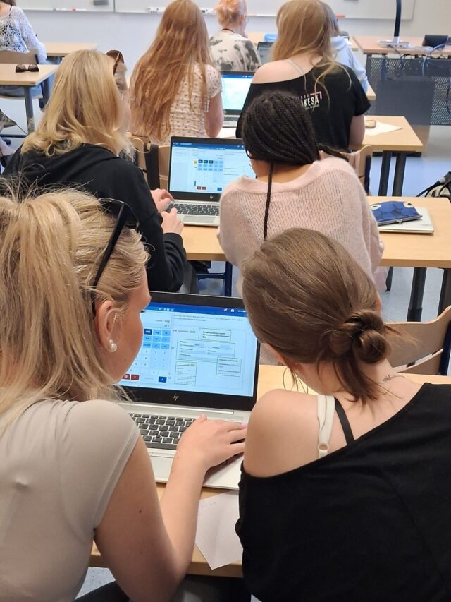 Ahkeraa pohdintaa, välikoe käynnissä! 

Talousmatematiikan opintojaksolla tehtiin välikoe tällä kertaa parityönä. 👭

#tyktre #matematiikka
