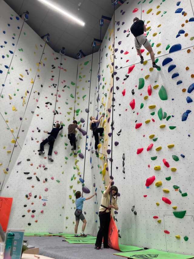 Li3 kokeilee kiipeilyä: yläköysirataa & boulderointia. @tre_kiipeilykeskus #tyktre