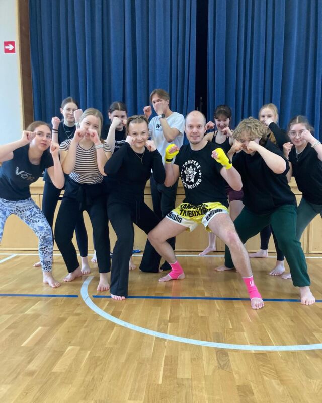 Li3 Uudet mahdollisuudet -porukka aloitti loman jälkeisen arjen räväkästi thaiboxing -treenillä. Ohjaajana Jesse Tampere Thaiboxing -seurasta. Li3:ssa ryhmä päättää mihin uusiin lajeihin he haluavat tutustua tai mille halutaan antaa uusi mahdollisuus. Pysy kuulolla mitä tämä porukka puuhaa ja jos innostuit niin valitse Li3 ensi lukuvuonna itsellesi. #tyktre