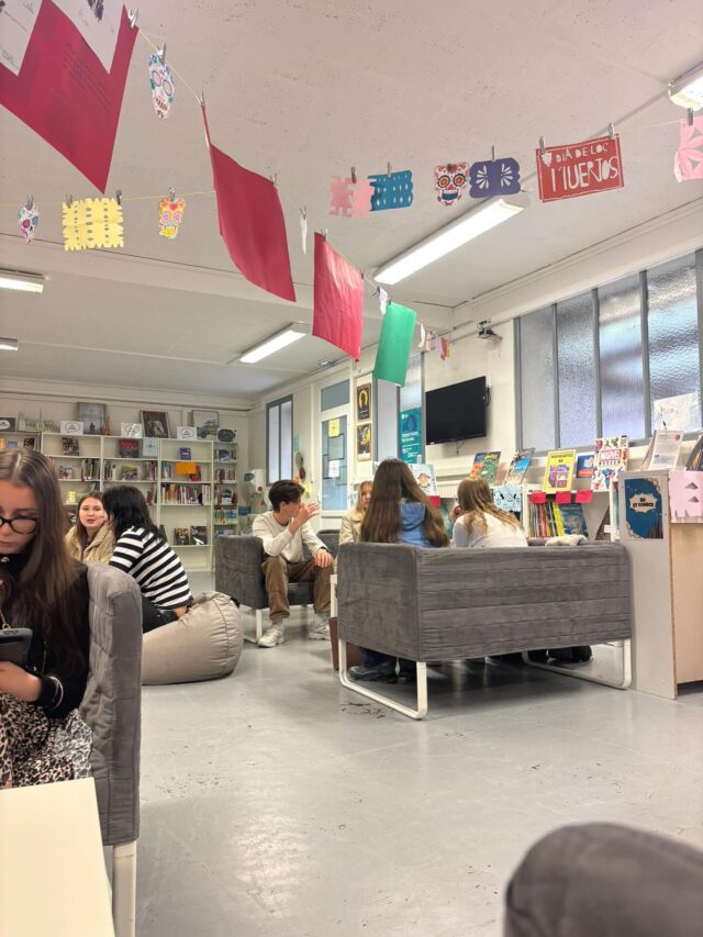 Tykin opiskelijoiden Ranskan vaihtoviikon kuulumisia: 

Ensimmäinen kokonainen päivä Ranskassa vierähti tutustumisharjoitusten, oppitunneilla vierailun ja koulukierroksen parissa. Pääsimme myös kurkistamaan upean kaupungintalon ja kellotornin sisälle ja maisemat olivat hienot.

Toisena päivänä päästiin vierailemaan peruskoulun puolella. Vietettiin ensimmäinen tunti ala-asteella 6-vuotiaiden kanssa. Päästiin vertailemaan suomalaisen ja ranskalaisen kulttuurin eroja, sekä laulamaan lastenlauluja. Kävimme myös kuvataiteen tunnilla. Sitten menimme yläkoulun puolelle ranskan tunnille. Myöhemmin vierailimme vaihtopariemme tunneilla ja välissä kävimme syömässä. Tuntien jälkeen lähdimme taidemuseoon, siellä pääsimme seuraamaan opastettua esittelyä ranskalaisen veistäjän töistä ja elämästä. Taidemuseosta matkustimme takaisin koululle ranskan tunneille ja loppuillan vietimme perheiden kanssa. Päivä oli ihana ja saimme kokea paljon uusia juttuja sekä opimme paljon koulun toimista ja Calaisin historiasta! #tyktre #tykinternational