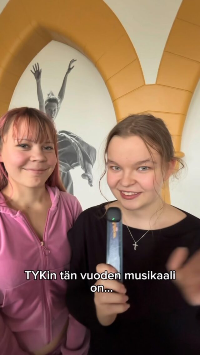 Sometiimiläiset kävivät viime viikolla kurkistamassa tämän vuoden proggislaisten treeneihin! 😉🤫

Kommentoi alle mitkä emojit sulla tulee mieleen Heathers musikaalista! 😎

#tyktre #tykmusikaali #lukio #lukiomusikaali