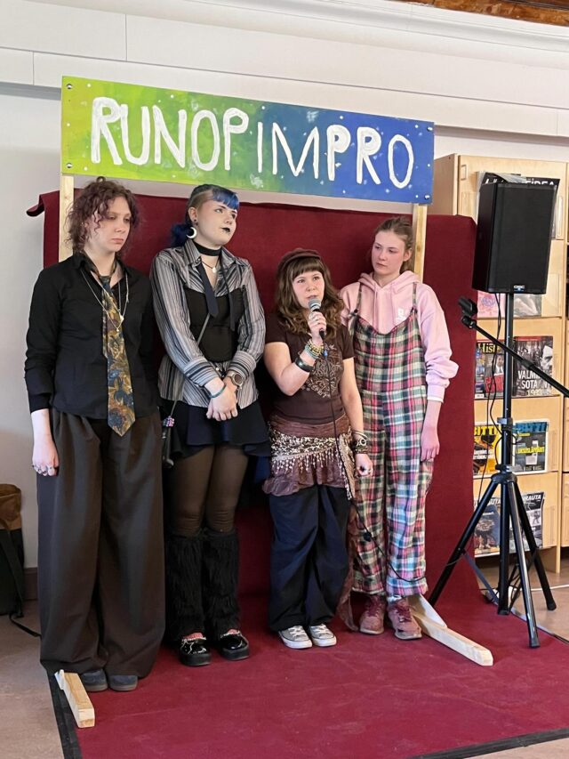 Runoklubilla kuultiin runoja TYKin runoimproryhmän esittäminä ja open mic -osuudessa paitsi runoja myös runon ja huilun yhteistyötä. Eläkööt kevät, runous ja pikkuruinen, rakas suomen kielemme! #tyktre