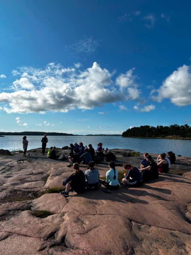 Ålandscykling 2026 🇦🇽🫶

Svenska Samskolanin tokavuotiset ja yhdeksän tykkiläistä polkivat Ahvenanmaan ympäri neljässä päivässä (n. 160 km). Kylvettiin auringossa, meressä ja ruotsin kielessä. Bra jobbat! #tyktre