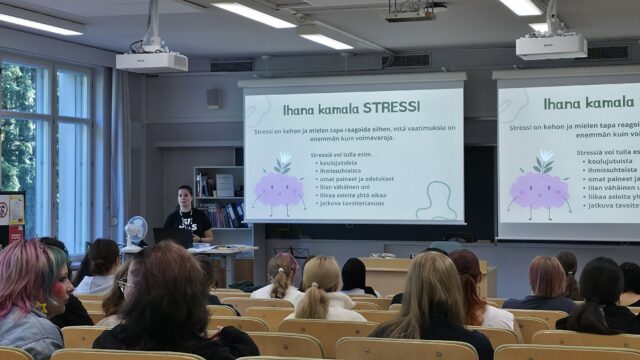 Sekasin Live -hankkeen projektityöntekijä Monika Kotiranta kävi terveystiedon tunneilla puhumassa työstään sekä yleisesti nuorten mielenterveydestä. @sekasinlive_monika