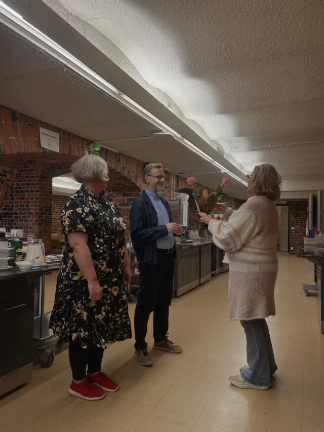 Tänään viimeisen toivon kahveilla työnantaja muisti 30 v. ja 20 v. TYKissä työskennelleitä opettajia ja henkilökunnan jäseniä. 30-vuotisen uran TYKissä ovat tehneet Janna Leskinen ja Harri Päiväsaari (ja kuvasta puuttuva Juha Brusila). 20 v. koulumme eteen ovat tehneet töitä Simo Järvinen, Sirkka Leppäluoto-Dupont, Anu Kivistö sekä Taina Rimpelä (ja kuvasta puuttuvat Leena Tanhua ja Jyri Siimes). 🌹 #tyktre